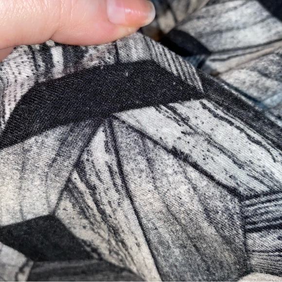 LuLaRoe Long-Sleeved Hudson Unisex Top -Size XL (18-20) -Black/white/grey design - Picture 5 of 9